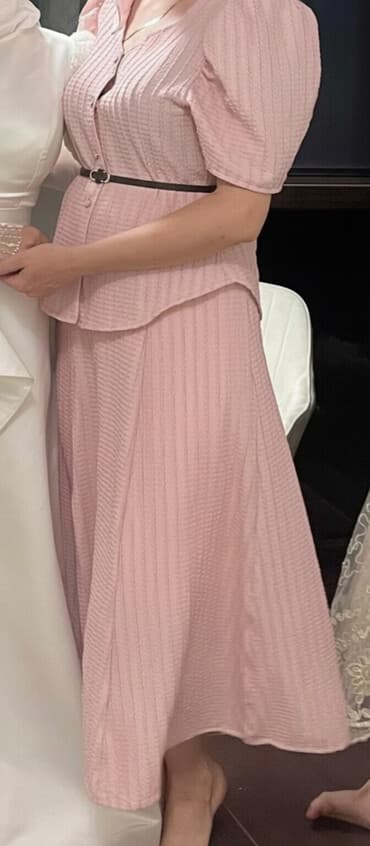 Киреге берилүүчү кийимдер: Розовое женское платье миди с фактурным вертикальным рельефом. - — 2