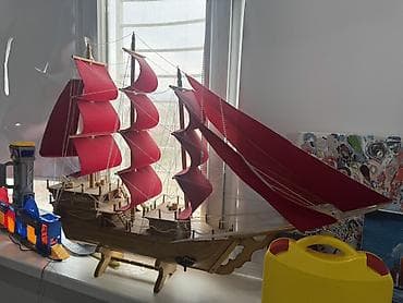 Спорт и хобби: Декоративная модель парусника с красными парусами - Материал корпуса — 2