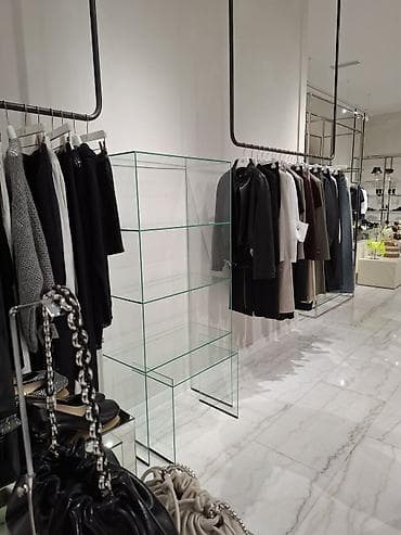 витрины стелажи: Стеклянный стеллаж-витрина для магазина/шоурума - Материал — 2