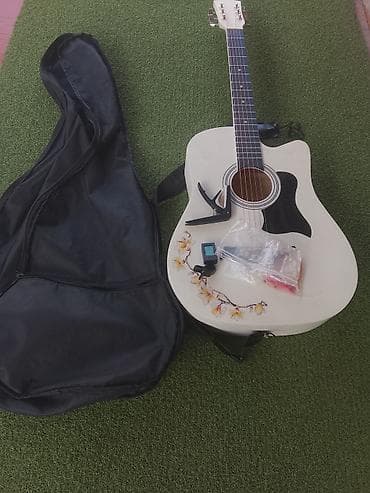 бутсы как у меси цвет зелёный: Акустическая гитара с вырезом (cutaway), цвет корпуса — белый с — 1