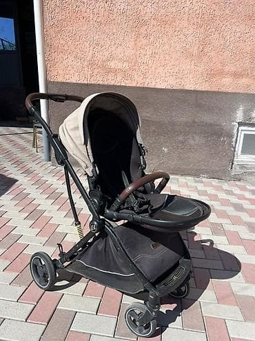Прогулочная коляска с поворотными передними колесами и системой