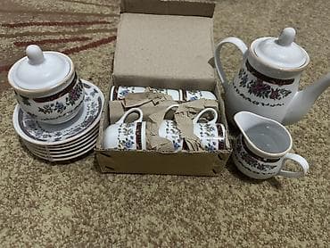 Фарфоровый чайный сервиз с цветочным декором Состав набора: - чайник