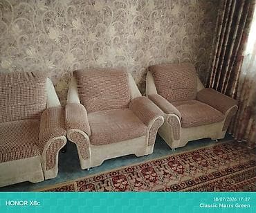 Мебель: Продаю два дивана Первый комплект: - диван трехместный раскладной; - — 2
