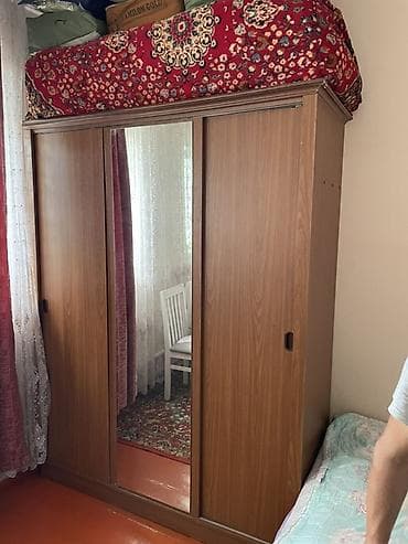 Дом и сад: Трехдверный шкаф-купе с зеркальной центральной створкой. Нужен ремонт — 1