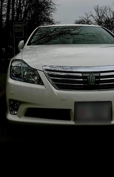 справа: Toyota Crown: 2010 г., Седан — 2