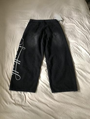 шапка барбери: Штаны джинсовые, свободный крой (wide/loose fit), черный деним с серым — 2