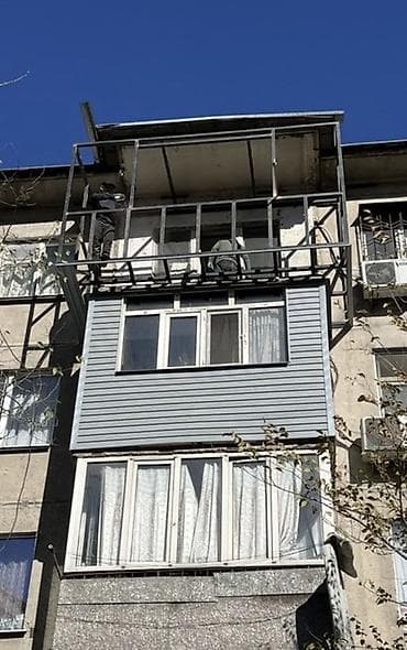 обшивка домов: Выносной балкон с панорамным остеклением и облицовкой сайдингом - — 7