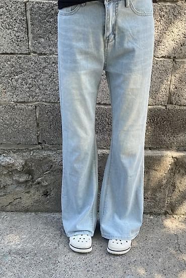 рубашка женская размер м: Светло-голубые джинсы прямого кроя с легким расширением к низу — 1