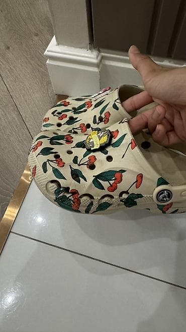 Сабо: Кроксы Crocs Classic с принтом вишни/ягод на бежевом фоне — 5