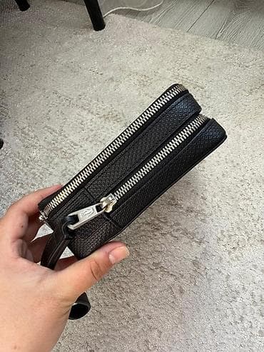 гоярд сумка: Мужской клатч Lacoste, цвет черный. - Материал: фактурная экокожа/ПВХ — 3