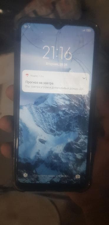 Смартфон с каплевидным вырезом под фронтальную камеру и тонкими