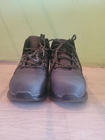 красовки волейболный: Кроссовки серого цвета с черными элементами и массивной подошвой — 2