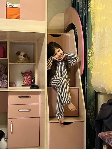 лофт мебели: Кровать-чердак, выполненная в светлых тонах с розовыми вставками — 10