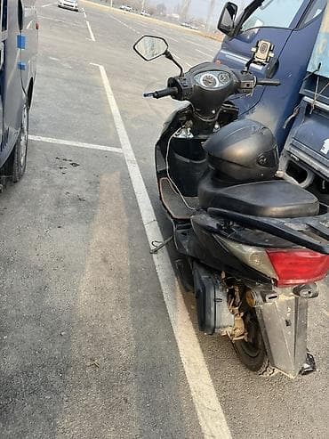 Скутер (бензиновый), чёрный, классический городской форм‑фактор