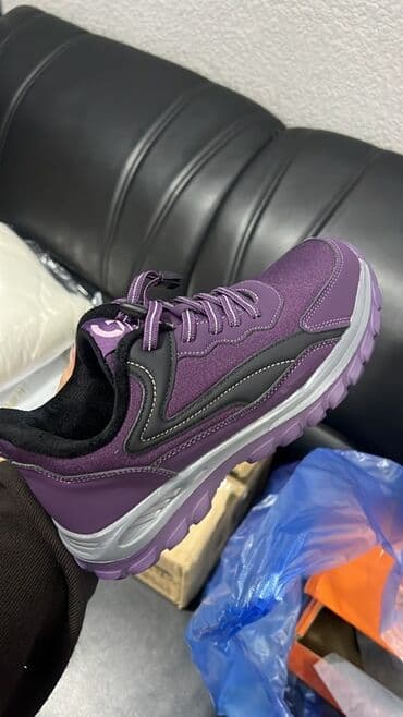 купить женские туфли из натуральной кожи: Кроссовки в спортивном стиле, цвет — фиолетовый с черными и серыми — 1