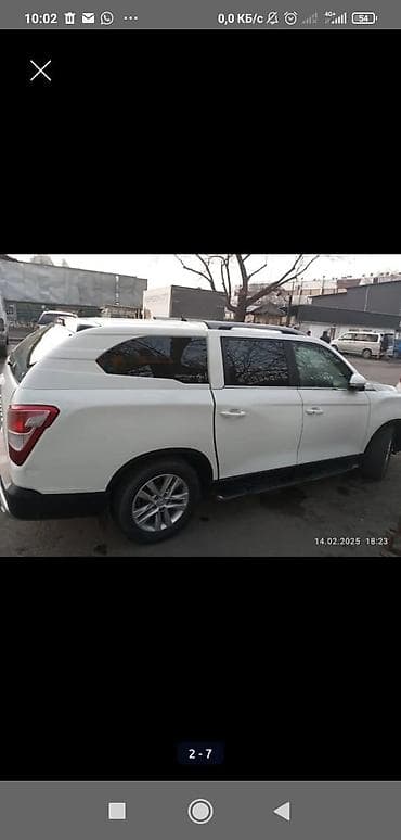 Внедорожник белого цвета (праворульный), 5-дверный, на легкосплавных