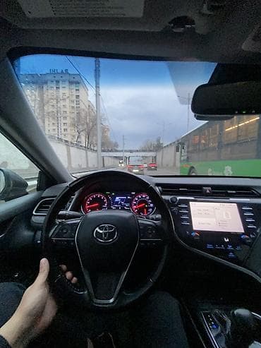 lada 2105: Toyota Camry: 2019 г., Седан — 5