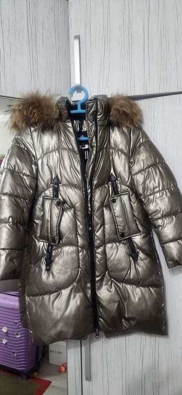 новые зимние куртки: Куртка джинсовая новая,примерно 5-6 лет 700 сом,в подарок шапка,почти — 1