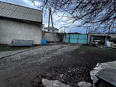 6 соток: Продаётся земельный участок с двором и строением хозяйственного — 4