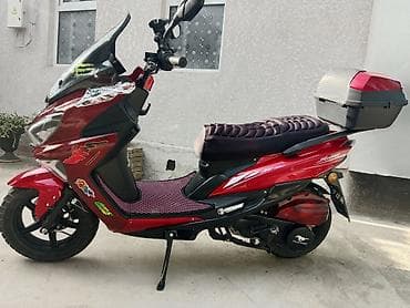 Скутер (красный, спортивный стиль) с высоким ветровым стеклом и кофром at lalafo.kg Скутер (красный, спортивный стиль) с высоким ветровым стеклом и кофром