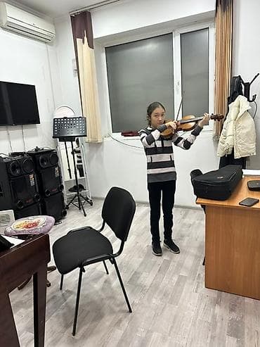 Деревянная скрипка со струнами, готовая к использованию. Инструмент