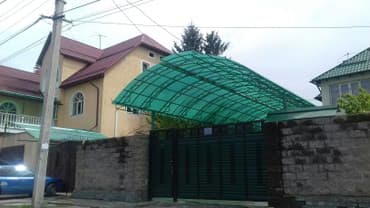 Навесы. Поликарбонат. Профнастил. Металлочерепица. От 2900 за метр at lalafo.kg Навесы. Поликарбонат. Профнастил. Металлочерепица. От 2900 за метр