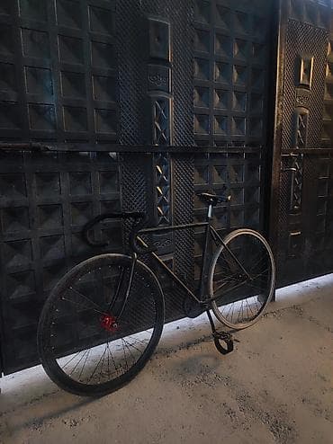 вели: Фикс-байк (fixed gear) в классическом минималистичном стиле. В среднем — 2