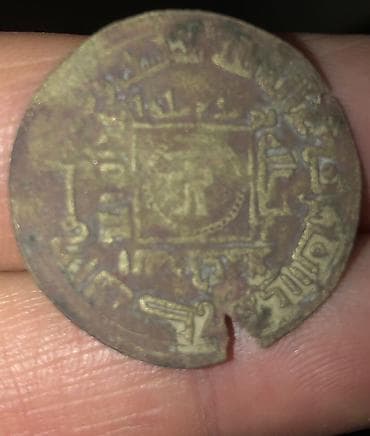 Старинная монета с арабской легендой X века - Материал