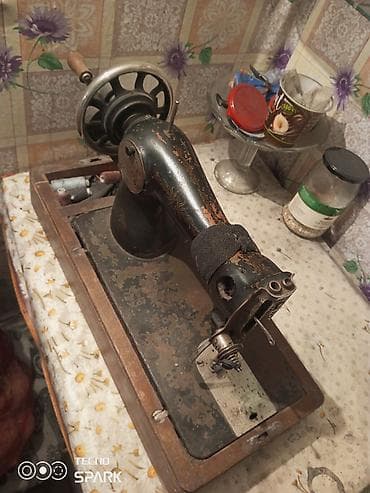 iphone x icloud: Ручная швейная машина старого образца на деревянном основании — 2