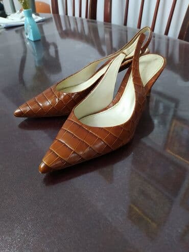 Продаю,одевала пару раз,в отличном состоянии, размер 38-39