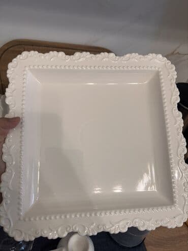 суп набор: Белая сервировочная посуда с рельефным барочным декором по краю — 6