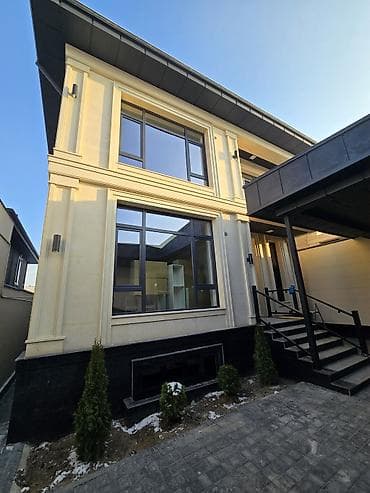 Современный двухэтажный дом с закрытым внутренним двором и