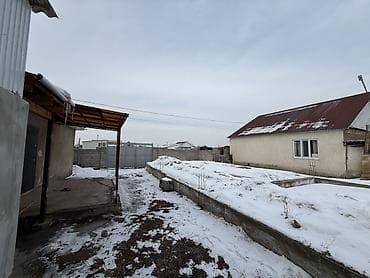 срочная продажа домов: Продаётся дом с двором и хозяйственными постройками. - Отдельно — 10