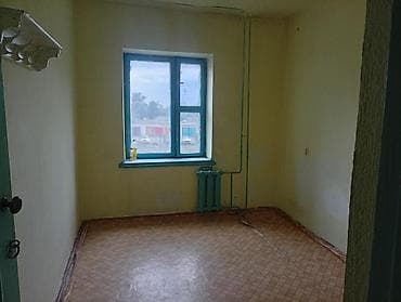 комнату: Комната в жилом доме. - Площадь ориентировочно 8–10 м². - Окно с — 1