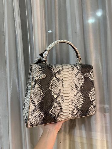 Классические сумки: Аккуратная сумочка на каждый день, все замки рабочие, в комплекте — 4