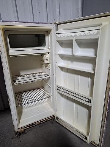 холодилник витрина: Холодильник однокамерный с морозильным отделением. Особенности: - — 2