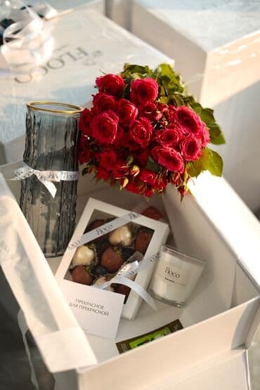 свечи ручной работы: В наборе: * Премиальный бокс; * Букет свежих цветов - 7 веток; * — 1