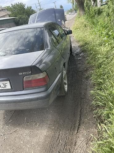 молдинги е34: BMW 3 series: 1997 г., 1.8 л, Бензин, Седан — 4