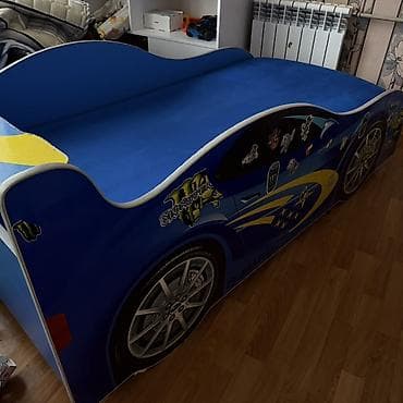 Детская мебель для мальчика: кровать-машина и стеллаж - Кровать в