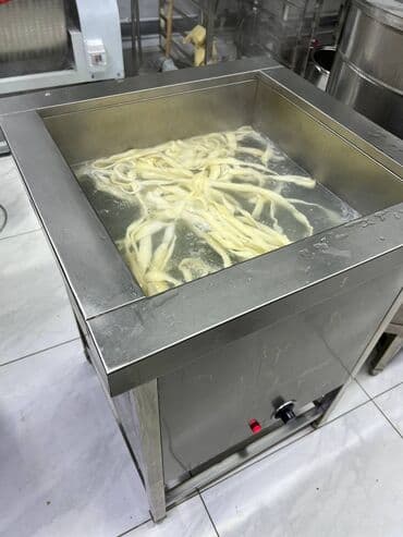аренда помещений под кафе ресторан: Мантоварка, котёл для варки лапши и пельменей, стол холодильник, стол — 2