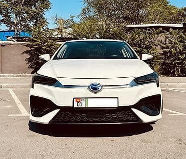GAC: GAC Aion S – современный электрический седан в белом цвете. Запас — 3