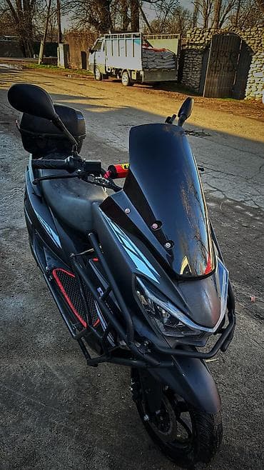 электронный мапед: Электроскутер чёрный, с АКБ и электроприводом. Аккумулятор 2000 ват — 3