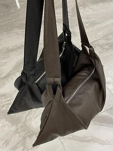 косметички: Сумка-хобо из мягкой экокожи, треугольной формы с узлами на широких — 1