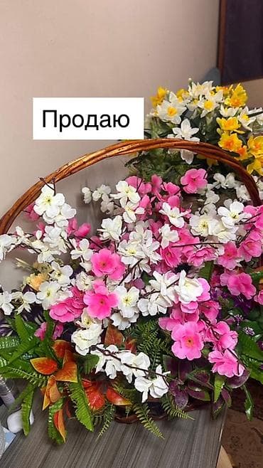 Искусственные цветочные композиции в декоративных контейнерах. -