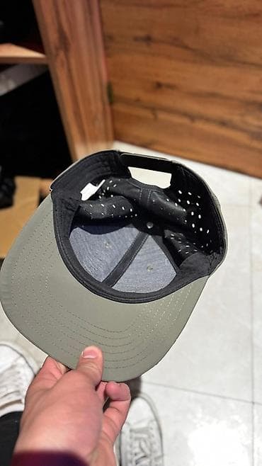 Кепка бейсболка, изготовлена в Италии (ярлык: Made in Italy, Bravado —