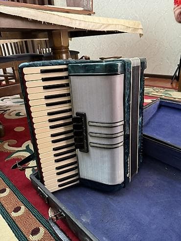 продам сову: Аккордеон “Ригонда” (пиано-аккордеон) - Клавиатура: 41 клавиша — 4