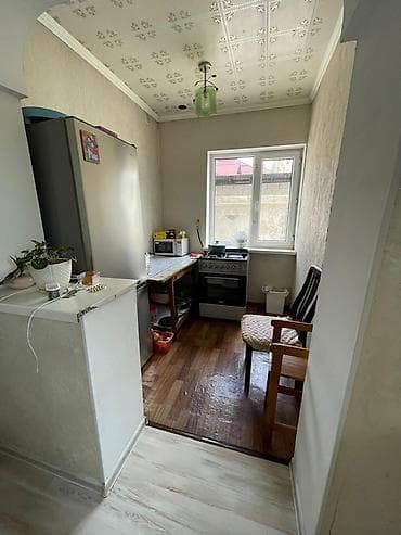 5: Продаётся жилой дом с ограждённым двором и хозпостройками. Площадь — 8