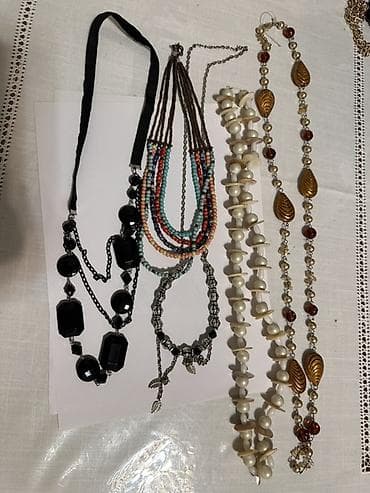 янтарный: Набор бижутерии — 6 украшений: - Два длинных буса: • Нить с — 1