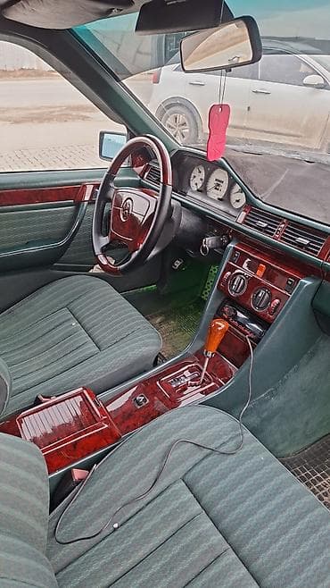 124 салон: Mercedes-Benz W124: 1992 г., 2 л, Автомат, Бензин, Седан — 5