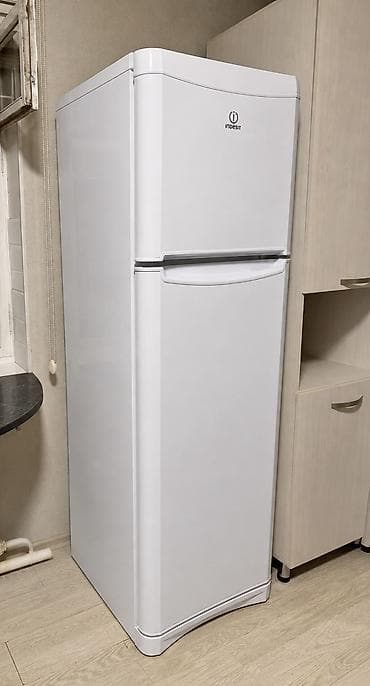 used small size refrigerator: Холодильник Indesit, Б/у, Двухкамерный, De frost (капельный) — 3